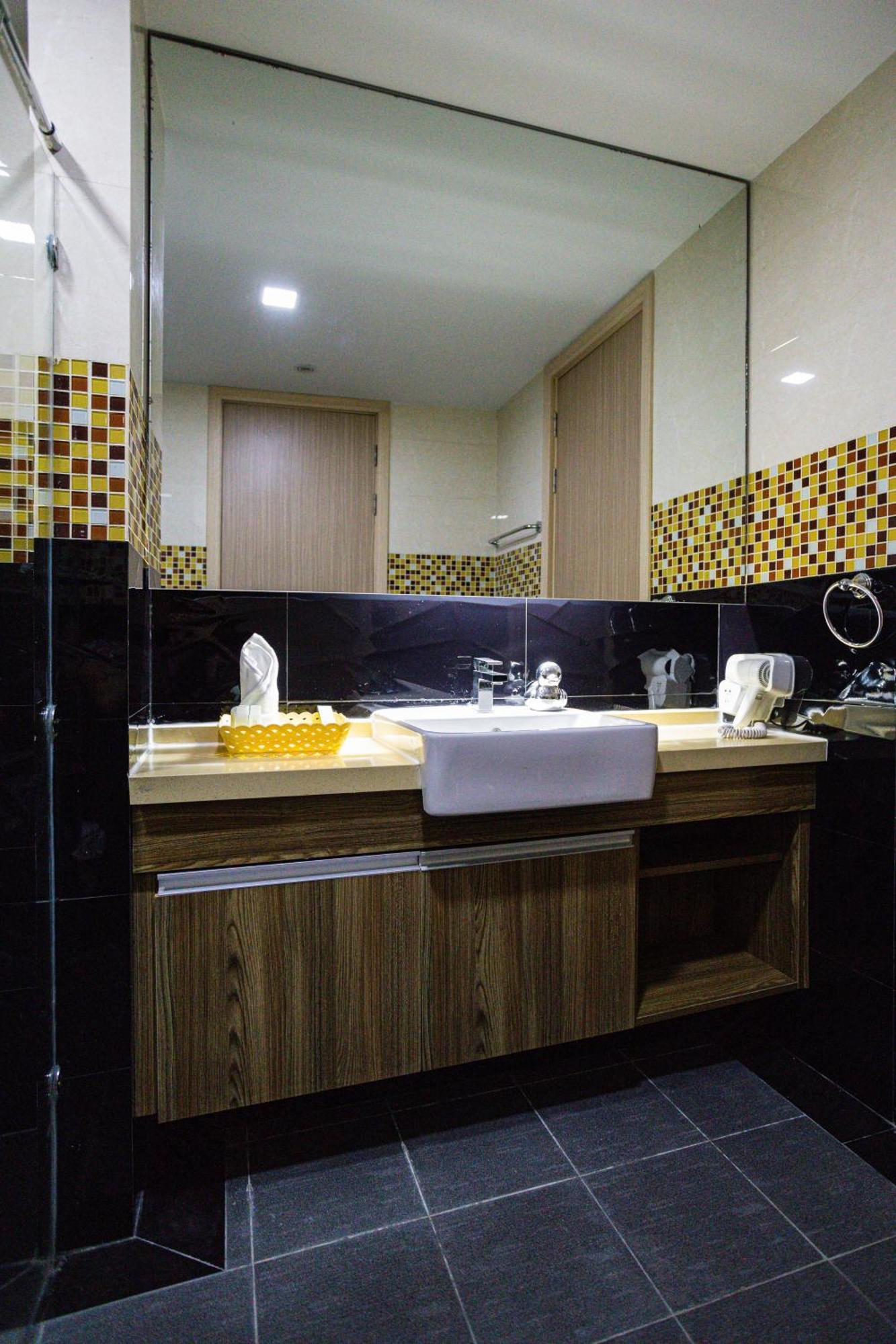 Ramada By Wyndham Bangkok Ten Ekamai Residences Eksteriør billede