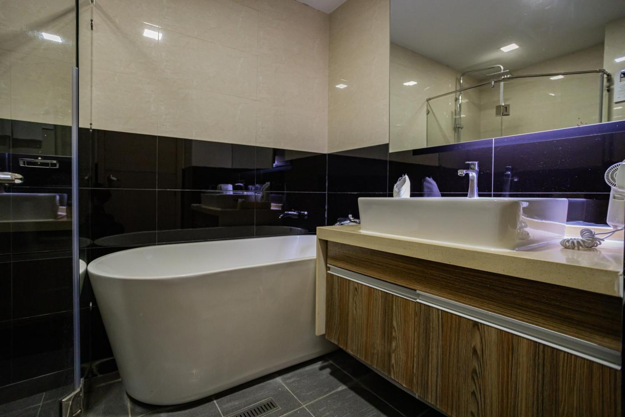 Ramada By Wyndham Bangkok Ten Ekamai Residences Eksteriør billede