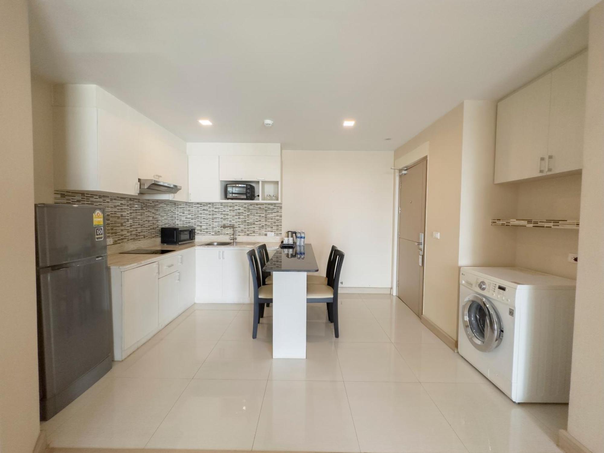 Ramada By Wyndham Bangkok Ten Ekamai Residences Eksteriør billede