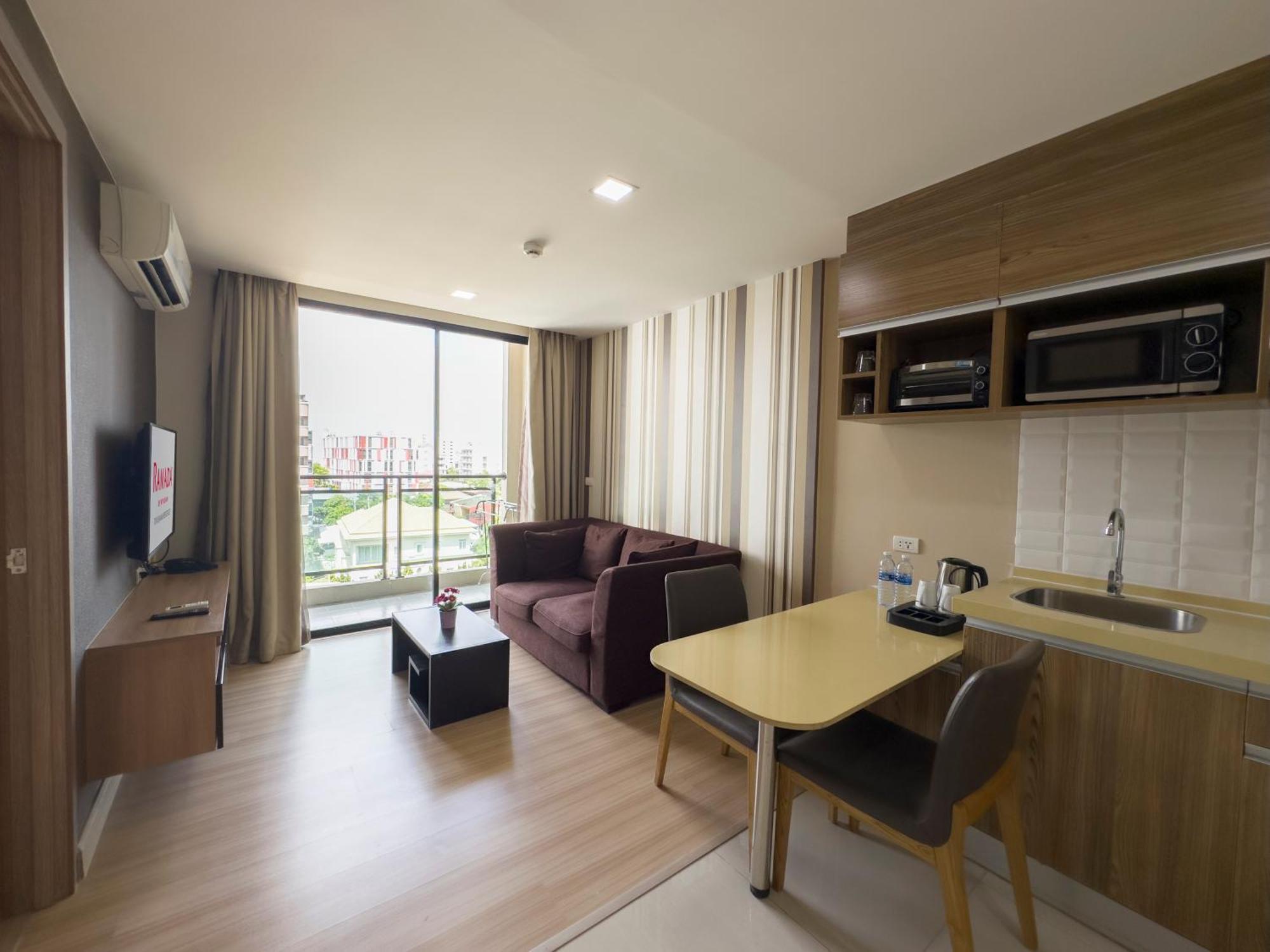 Ramada By Wyndham Bangkok Ten Ekamai Residences Eksteriør billede